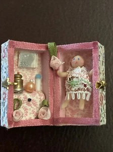 VINTAGE ARTISAN DOLLHOUSE MINIATURE DOLL & ROOM DIAROMA BOX ~ 1” X 1/2” - Picture 1 of 6