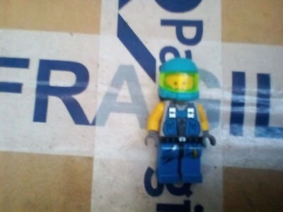Lego Mini Figura Paracaidista con Casco Azul Visera Amarilla Foto 1 de 3
