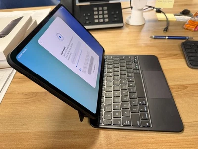 Apple iPad Pro 11" (M4) 1TB, OLED nano textura, pacote de teclado mágico Wi-Fi - Imagem 1 de 4