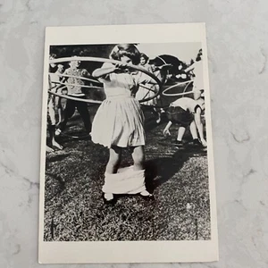 Postal de Carolina del Sur vintage 1984 con foto de niños jugando Hula Oops - Imagen 1 de 4
