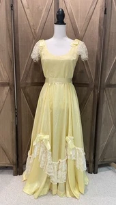 Vintage 70er Kleid hellgelb Spitze Maxi Rüschen/Lagenlook/Schleife Prinzessin viktorianisch Gr. S - Bild 1 von 24