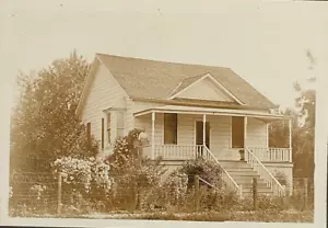 Oma auf der Vorderseite Veranda des schönen weißen Hauses Rosensträucher eingezäunter Hof c1900 PP124 - Bild 1 von 5
