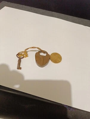 ancien petit  cadenas  laiton Vallet Avec clé - Photo 1/4