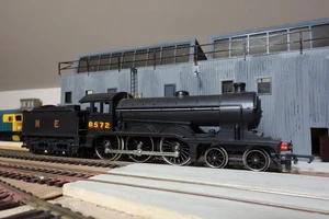 Hornby OO R150 B12 4-6-0 Steam Locomotive 8572 NE Railways Black - Picture 1 of 4