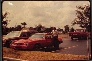 Coche Camaro Rojo Clásico 1978 Años 70 Hombre 35 mm Slide Kodak Ektachrome Amateur - Imagen 1 de 3