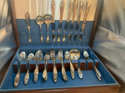 Oneida Community Queen Bess II Tudor Plate Vintage Flatware Silverplate 66 Piece - Image 1 of 4