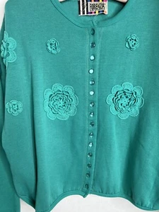 Forenza Strickjacke Sweatshirt Small-Medium grün Deckchen Applikationen perlmutt Knopf  - Bild 1 von 4