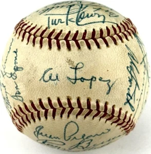 1962 Chicago White Sox Team Signed Baseball (30) Nellie Fox HOF Beckett BAS 5413 - Picture 1 of 7