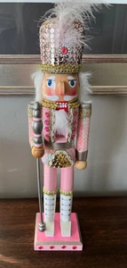 Pier 1 NUTCRACKER 2018 One Pink Bling lentejuelas estrás 15" madera Navidad raro - Imagen 1 de 10