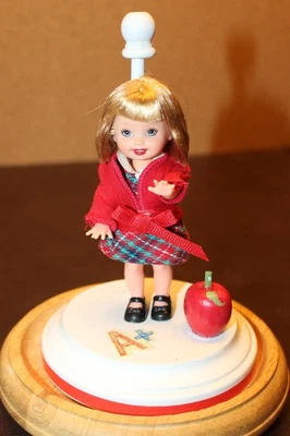 Muñeca Barbie Kayla Kelly School Time 1998 Mattel #20855 con soporte de madera personalizado Foto 1 de 4