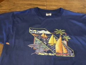 Camiseta Grande Azul Vintage Tiburones y Veleros Escena de Playa de Puerto Rico - Imagen 1 de 9