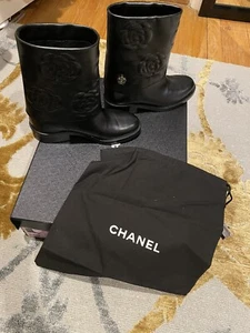 Nuevo con etiquetas Botas 100% Auténticas CHANEL Camelia Piel de becerro Flor Media pantorrilla Negras $1600 - Imagen 1 de 12