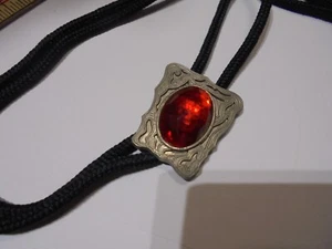 Corbata Bolo plateada con juego de plástico rojo en cordón negro - Imagen 1 de 6