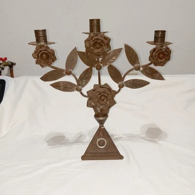 Tazas triple roseta candelabro de metal rústico Foto 1 de 4