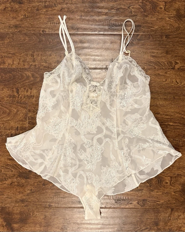 Body de peluche satinado encaje etiqueta dorada vintage Victoria’s Secret lencería marfil L Foto 1 de 4