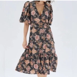MinkPink Revolve Mehdya Floral Wrap Midi Dress Sz Small NWT - Imagen 1 de 15