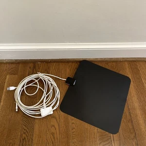 Amazon Basics Ultra-Thin Amplified Indoor HDTV Antenna - Picture 1 of 9