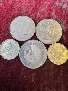 3 monedas de 5 libras de Gran Bretaña Isabel II y 2 monedas de 2 libras originales  - Imagen 1 de 4
