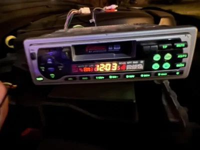 Cassette facial desmontable estéreo para automóvil Rampage By Audiovox AV-427 (usado) Foto 1 de 4