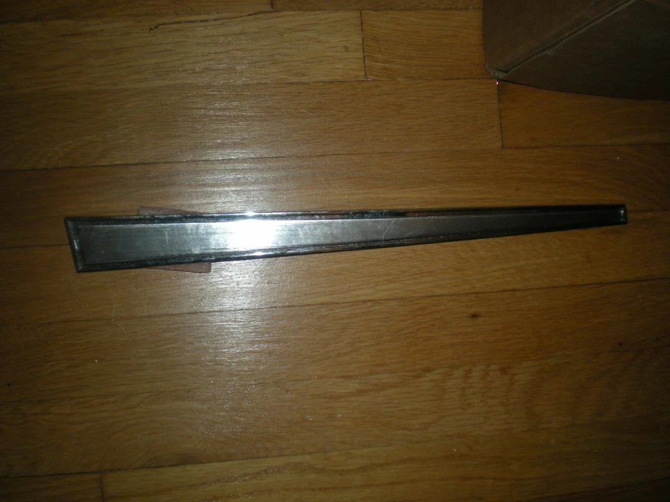 Новый из старых запасов 1981 Mercury Lynx универсал задняя дверь окно стойка молдинг LH E1YB-7424421-AC - Изображение 1 из 3