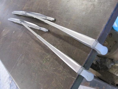 66 67 B CUERPO CORONA BELVEDERE SATÉLITE PARABRISAS LIMPIAPARABRISAS BRAZOS CON SOPORTES PARA CUCHILLAS Foto 1 de 4