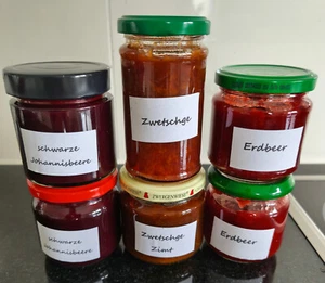 selbst gekochte Marmelade Erdbeere schwarze Johannisbeere Zwetschge auch m. Zimt - Bild 1 von 2