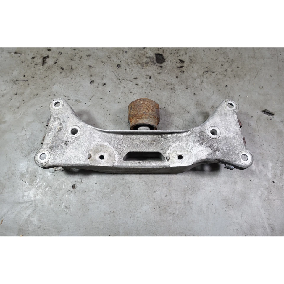 Soporte de montaje transversal para transmisión automática OEM 97-03 BMW E39 540i Touring sedán Foto 1 de 4
