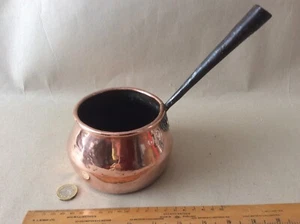 ANTIGUA CACEROLA DE LECHE DE COBRE CON VIENTRE. CAPACIDAD 1,1/2 PINTA. MANGO DE HIERRO FORJADO. - Imagen 1 de 9