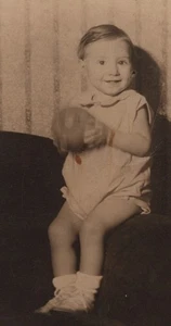 Sofá de juguete para bebé de la década de 1940 retrato de la infancia feliz - Imagen 1 de 3