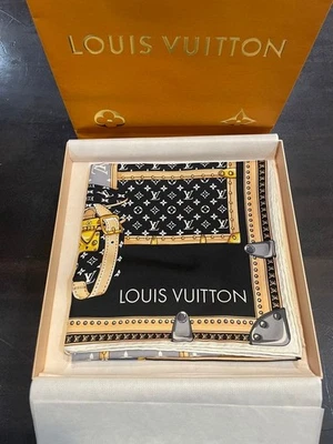 Bufanda Louis Vuitton negra sin usar 70.000 yenes al por menor Foto 1 de 4