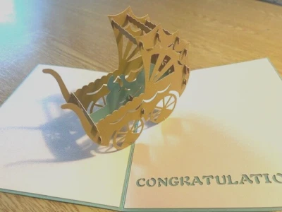 Tarjeta emergente de corte láser de una cuna con un nuevo bebé niño Foto 1 de 2