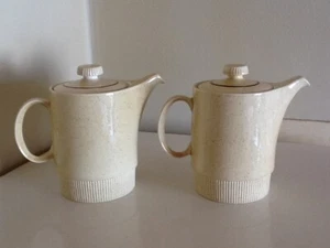 2 X POOLE KERAMIK (6,5" BEIGE KAFFEEKANNCHEN - VERSANDKOSTENFREI UK - Bild 1 von 8
