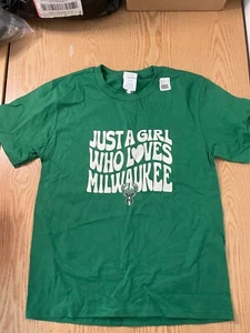 B65 New Kids Unisex Milwaukee Tshirt 100% Cotton Green size Medium 9-10 - Picture 1 of 3
