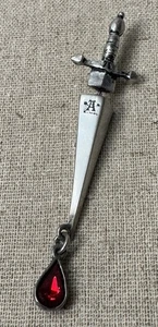 Alquimia Gótica Espada Piercing Peltre Inglés Pendiente con Cristal Rojo Sangre - Imagen 1 de 6