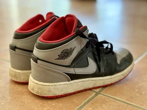 Nike Air Jordan 1 Mid 36 Schwarz, Grau, Rot - Sneaker - Bild 1 von 6