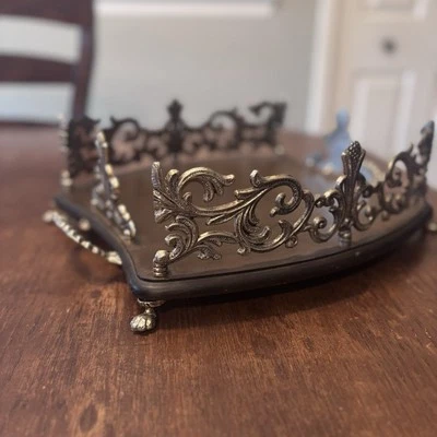 Bandeja para servir o exhibir con mango de madera con lados y asas de desplazamiento de peltre Foto 1 de 4