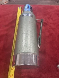 Vintage Rare Shape Stanley  Aladdin Green Vacuum Bottle Thermos A-944DH 1 Quart - Picture 1 of 11