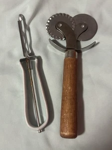 Double Pastry/Pizza Cutter & VTG Floating Blade Veggie Peeler W/ Coated Handle - Picture 1 of 4