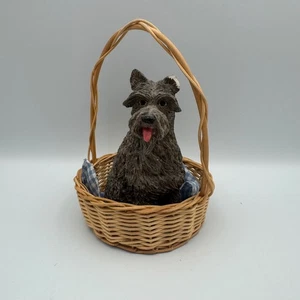 Estatuilla de perro Terrier escocés sentado en cesta de mimbre tela azul oreja rota - Imagen 1 de 4