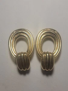 Vintage Goldtone CINER Large Clip On Earrings - Picture 1 of 11