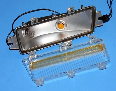 1970 CADILLAC ELDORADO OEM TURN SIGNAL SIDE MARKER LIGHT ASSEMBLY - RH - Image 1 of 4