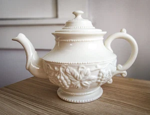 Vintage Elfenbein Porzellan Teekanne - Teeliebhaber verzierte Weinblätter - Bild 1 von 6