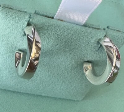 Pendientes de aro perforados curvos de plata de ley 925 de Tiffany & Co. Foto 1 de 4