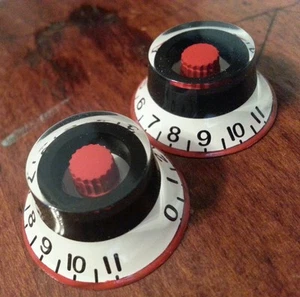 2 Manopole volume/tono cappello superiore chitarra 0-11.Bianco/Rosso/Nero. RICAMBI CHITARRA JAT CUSTOM - Foto 1 di 6