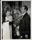 1963 Press Photo Jill St. John's zamek błyskawiczny łapie krawat Boba Hope'a "House Next Door"