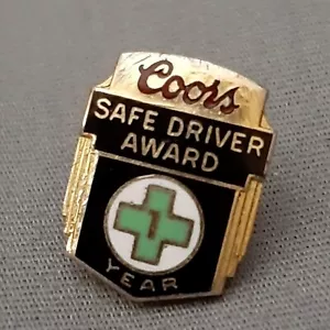 Vintage Emaille Gold gefüllt Coors Bier 1 Jahr Safe Fahrer Auszeichnung Kragen Knopf Pin - Bild 1 von 3