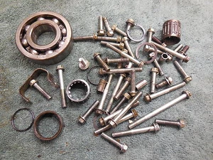 Kawasaki KX250 1997 lote de piezas extrañas tuercas caja pernos etc. 97 KX 250 - Imagen 1 de 1