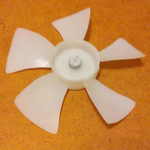 Hoja/hélice de ventilador de plástico de 4 pulgadas de diámetro. 1/8 de pulgada de diámetro. Rotación CCW. - Imagen 1 de 1