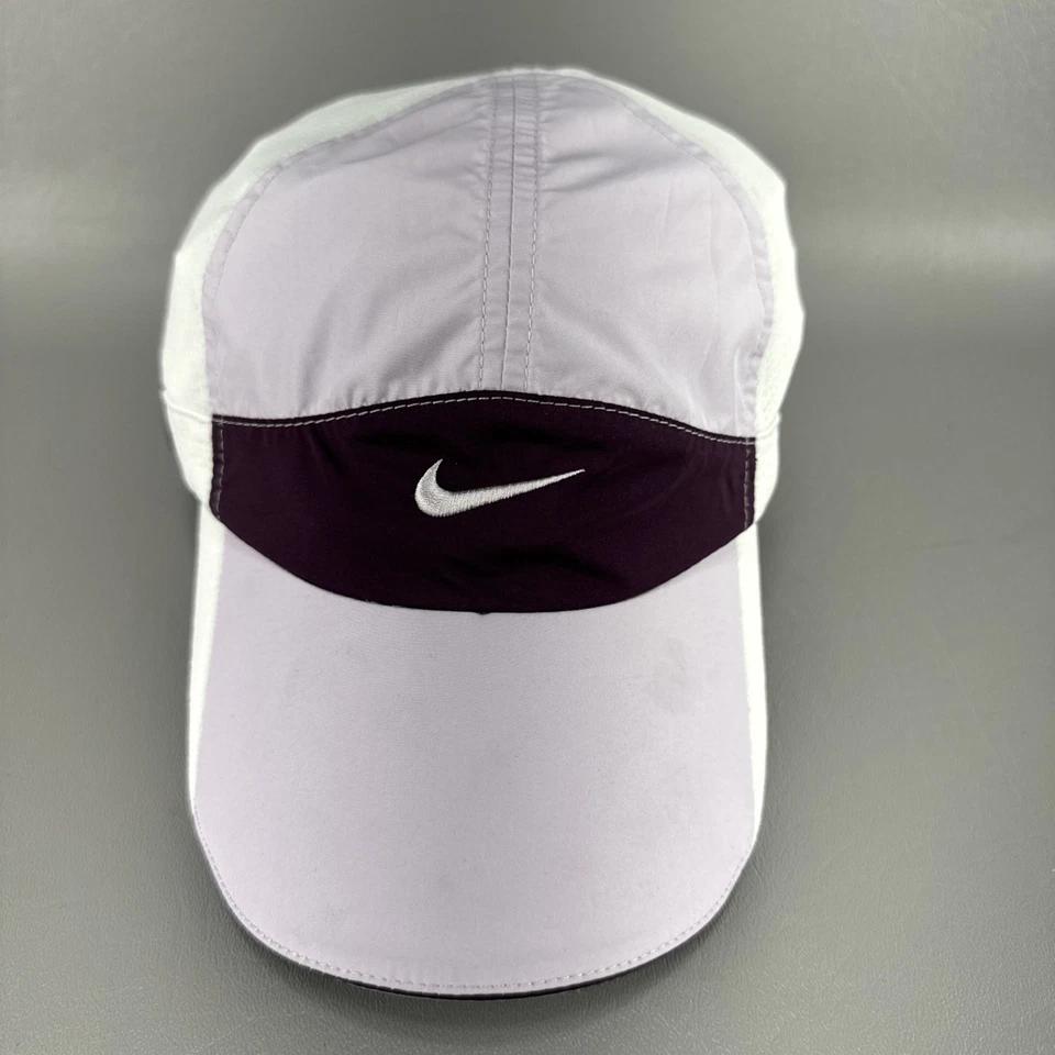 Boné reflexivo Nike 7 painéis fit Dri Tailwind roxo e branco Strapback Swoosh - Imagem 1 de 4