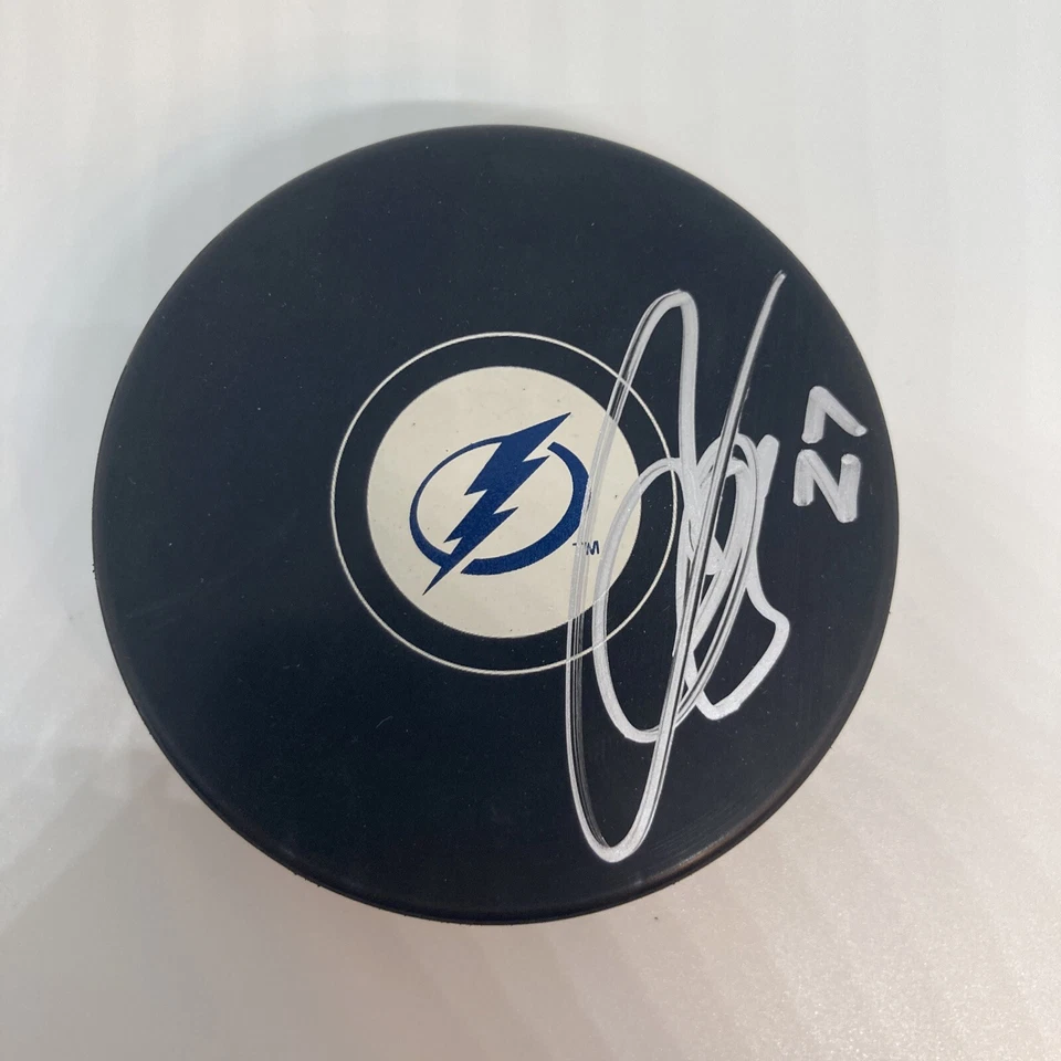 Disco de hockey autografiado por Jonathan Drouin firmado Tampa Bay Lightning Foto 1 de 1